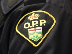 Un logo de la Police provinciale de l'Ontario est présenté lors d'une conférence de presse à Barrie, en Ontario, le 3 avril 2019.