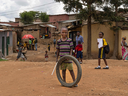 Un enfant joue avec un pneu dans la rue d'un bidonville de la banlieue de Kigali, au Rwanda, sur une photo d'archive datant de 2019. Fournir des tablettes pour l'éducation dans les pays du tiers monde aurait de gros bénéfices en termes de contribution à l'éradication de la pauvreté. 