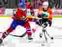 Les Canadiens Nick Suzuki patinent devant Ryan Poehling des Flyers de Philadelphie à Montréal le jeudi 28 mars 2024. Le capitaine montréalais a marqué son 30e but de la saison dans la victoire 4-1. 