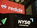 La signalisation de Reddit Inc. est visible sur la salle des marchés de la Bourse de New York, avant l'introduction en bourse de Reddit, jeudi 30 mars.  21, 2024. 