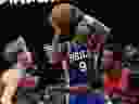 Le garde des 76ers de Philadelphie Kelly Oubre Jr. (9) se dirige vers le cerceau entre le garde des Raptors de Toronto Kobi Simmons (8) et son coéquipier Gradey Dick (1) lors de la deuxième moitié de l'action de basket-ball de la NBA à Toronto, le dimanche 31 mars 2024. 