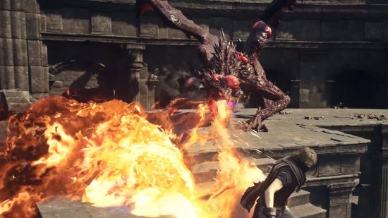 Date de sortie de Dragon's Dogma 2 : Un drake pustulent attaque l'Arisen avec un souffle de flammes, qui pourrait bien être un pion transformé infecté par Dragonsplague.