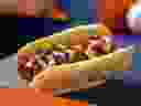 Le Hot Dog Érable & Bacon est un nouvel ajout au menu du Centre Rogers en 2024.