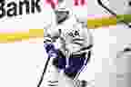 Auston Matthews des Maple Leafs célèbre son 60e but de la saison au cours de la troisième période contre les Sabres de Buffalo, le samedi 30 mars 2024, à Buffalo, NY 