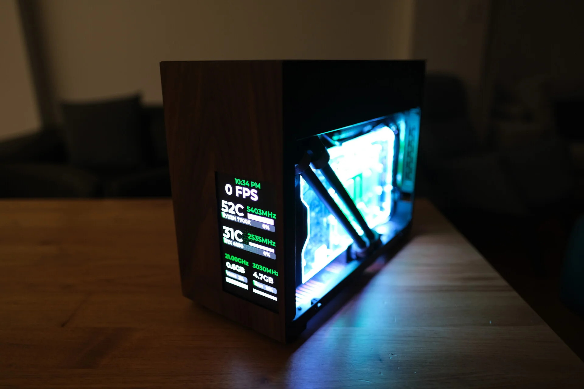 Le PC en bois SFF avec le waterblock GPU exposé et un écran LED affichant les températures