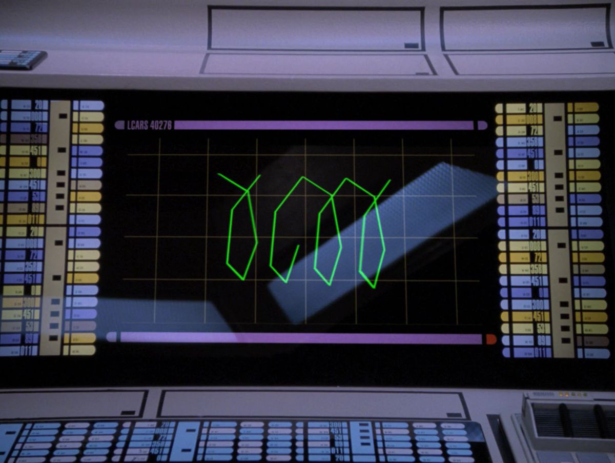 Un écran d’ordinateur futuriste sur l’USS Enterprise montre une spirale incomplète et en forme de lignes vert fluo.