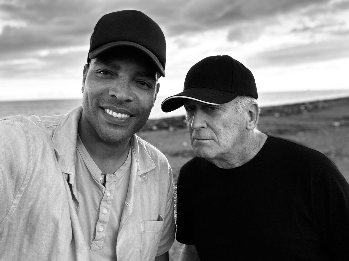 Un selfie en noir et blanc de Reinaldo Marcus Green sur le tournage de Bob Marley : One Love avec le directeur de la photographie Robert Elswit