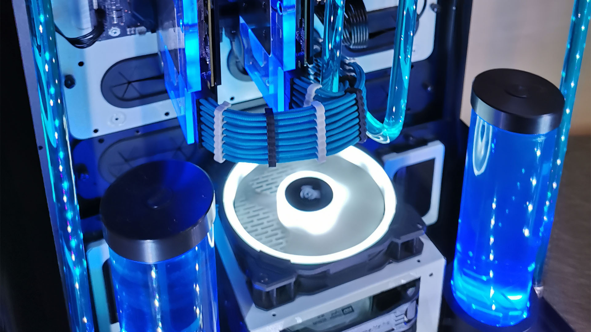 Le PC de jeu refroidi par eau dans un boîtier bleu Thermaltake Tower 900