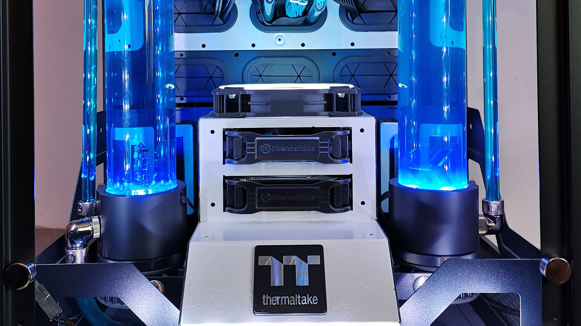 Les réservoirs du PC gamer refroidi par eau à l'intérieur du boitier Thermaltake 900