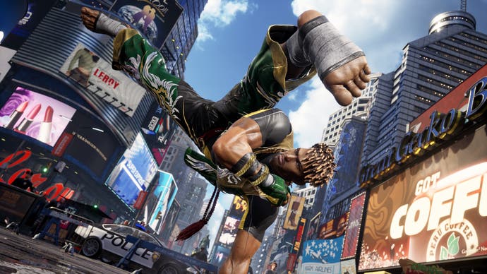 Eddy Gordo fait la fête à Time Square avec un mouvement de capoeira et les jambes en l'air
