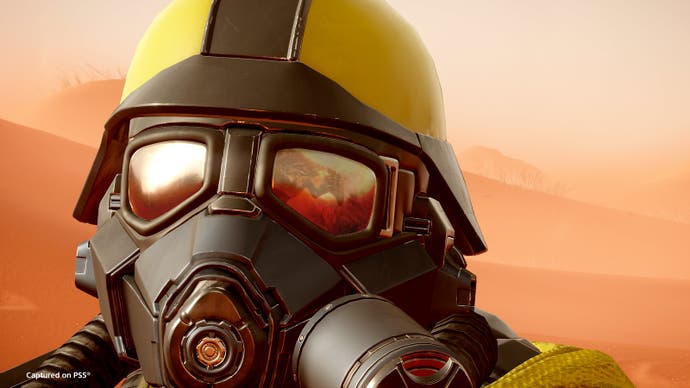 Image d'en-tête de Helldivers 2 Premium Warbond montrant un gros plan d'un soldat portant un casque jaune et un masque noir