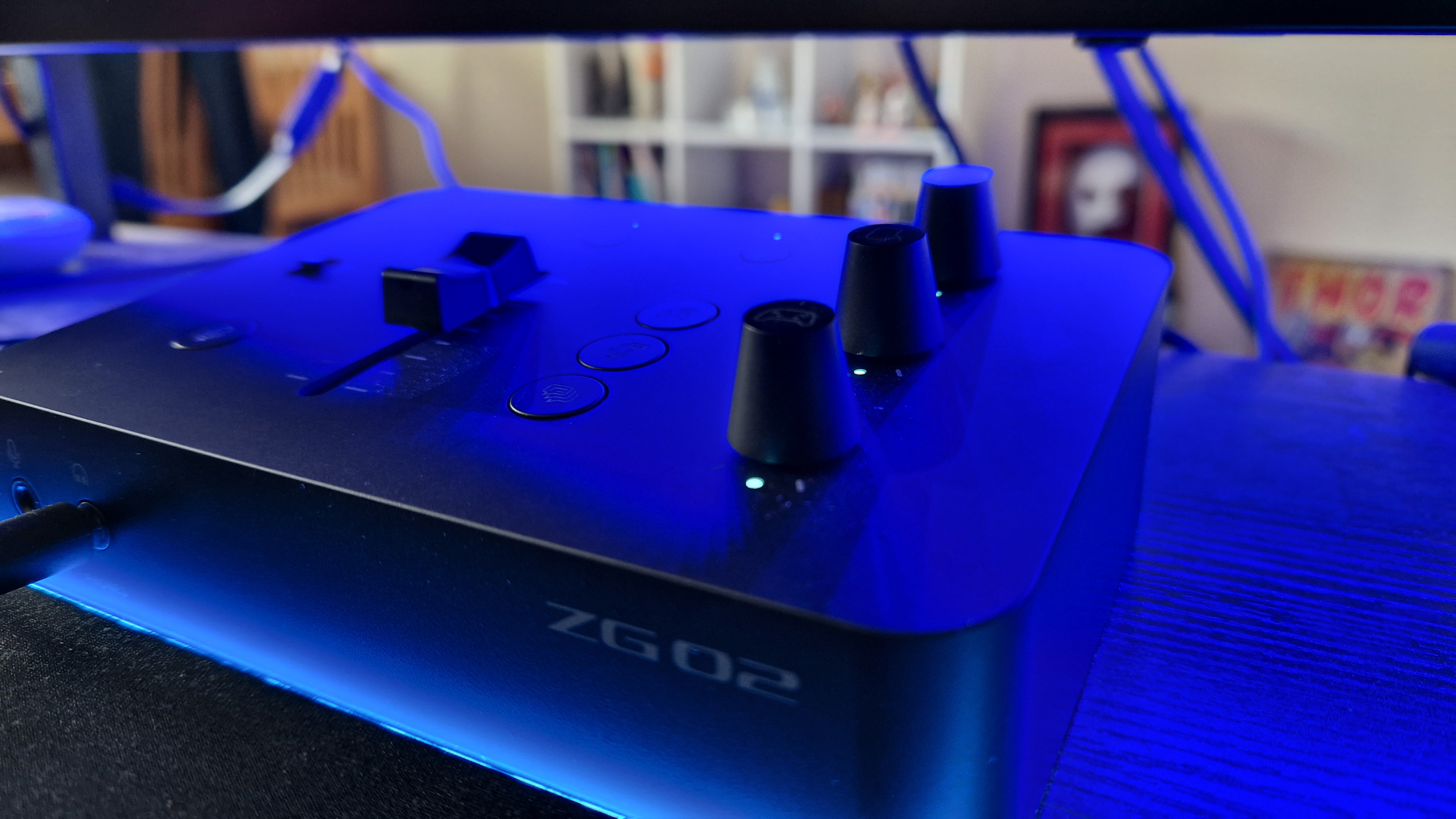 Faders de volume du Yamaha ZG02 sous un éclairage RVB bleu