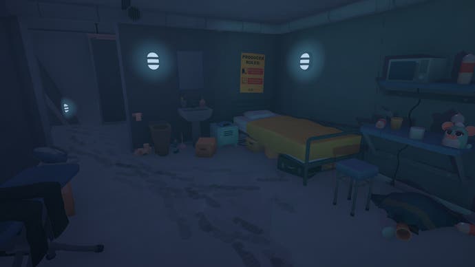 Capture d'écran officielle de Crush House montrant la pièce sombre du sous-sol et le lit de camp où vous dormez