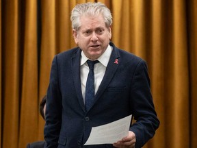 Le député néo-démocrate de Timmins-Baie James, Charlie Angus, se lève pendant la période des questions, le vendredi 1er décembre 2023 à Ottawa.