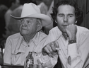 Benny Binion, propriétaire du casino de Las Vegas, à gauche, et son fils Ted.  UNLV NUMÉRIQUE