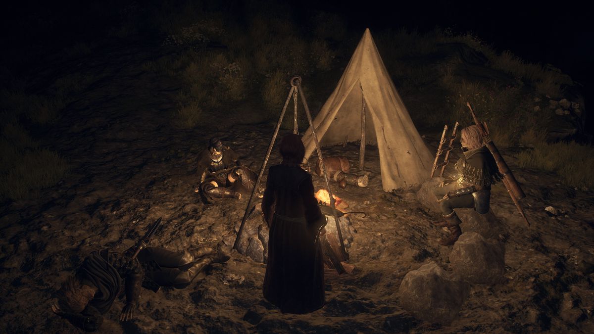 An Arisen et Pawns s'installent autour d'un feu de camp et d'une tente la nuit dans une capture d'écran de Dragon's Dogma 2