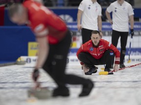 Le capitaine du Canada Brad Gushue en action lors de son match contre l'Écosse, au Championnat du monde de curling masculin, à l'IWC Arena de Schaffhausen, en Suisse, le samedi 6 avril 2024.