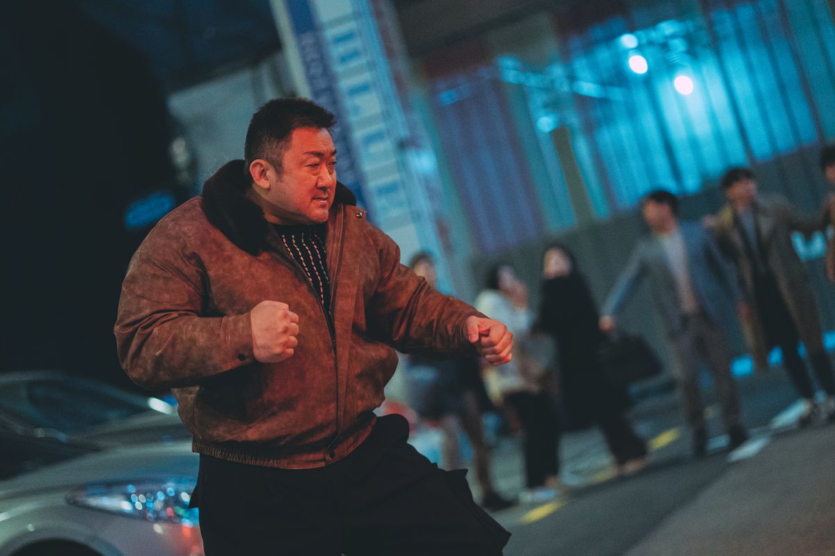 Ma Dong-seok pose après avoir donné un gros coup de poing dans The Roundup : Punishment