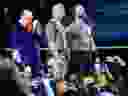 Paul Heyman, Dwayne (The Rock) Johnson et le champion incontesté de la WWE Universal Roman Reigns célèbrent après avoir battu Cody Rhodes et le champion du monde des poids lourds de la WWE Seth Rollins lors de la première nuit de WrestleMania 40 au Lincoln Financial Field à Philadelphie le 7 avril 2024.