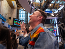 Les employés de Levi Strauss & Co. applaudissent tandis que leur directeur général sonne la cloche d'ouverture à la Bourse de New York lors d'un événement de cotation de Levi's le 5 avril 2024 à New York.  Le nombre d'actions disponibles sur les marchés boursiers mondiaux continue de diminuer cette année.