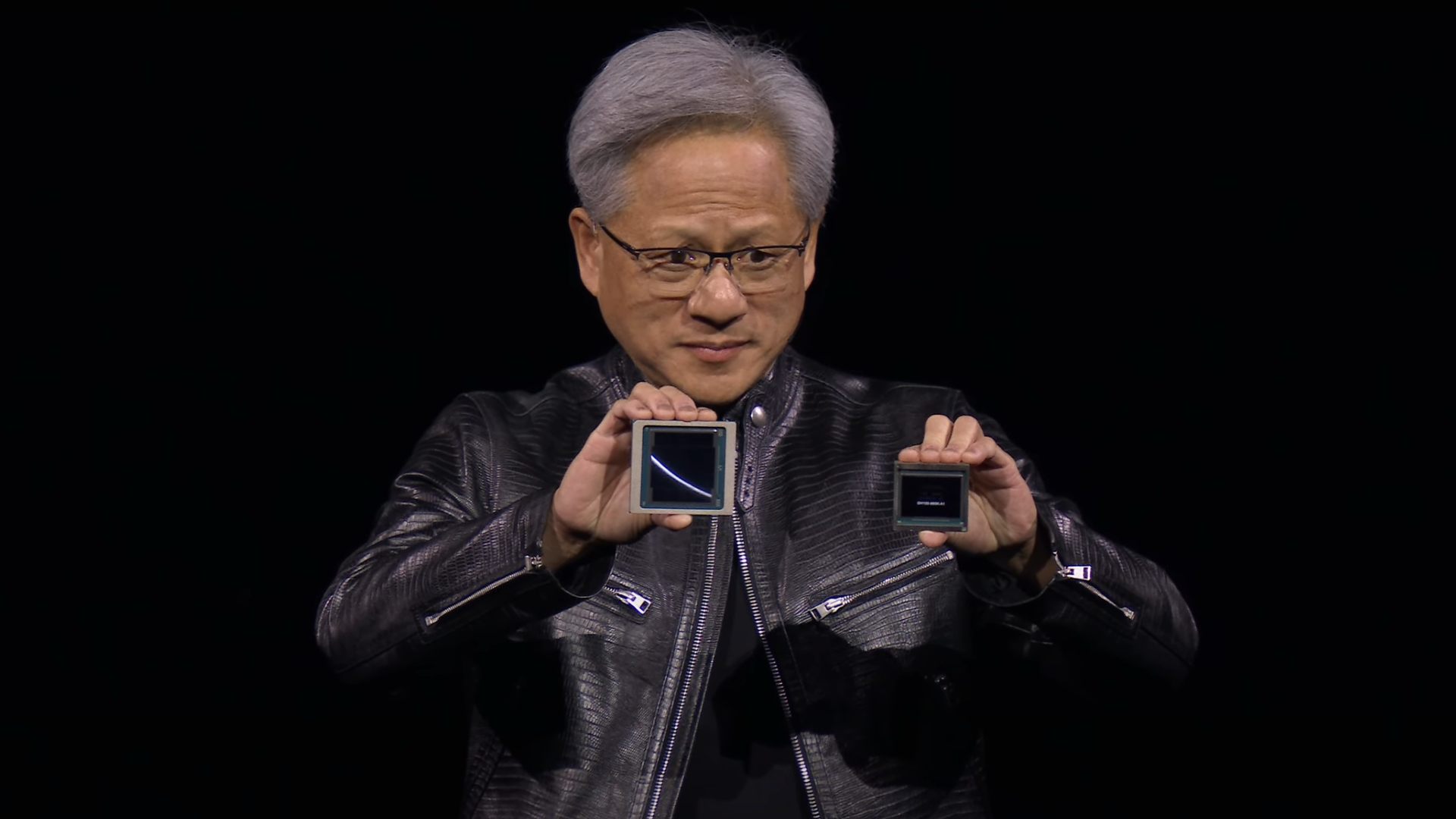 Jensen Huang tenant deux GPU Nvidia Blackwell