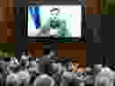 Le président ukrainien Volodymyr Zelenskyy pose la main sur son cœur alors qu'il écoute le premier ministre Justin Trudeau avant le discours virtuel de Zelenskyy devant le Parlement canadien le 15 mars 2022.