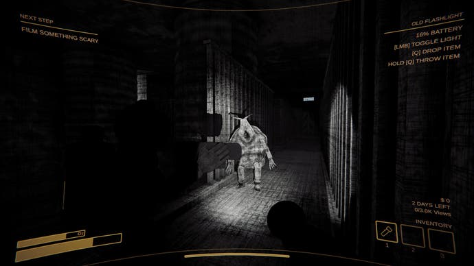 La capture d'écran d'avertissement de contenu montre un monstre en noir et blanc avec une tête d'escargot debout dans un intérieur semblable à une prison.