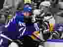 Ilya Lyubushkin (à gauche) des Maple Leafs de Toronto vérifie Sidney Crosby des Penguins de Pittsburgh pendant la première période d'un match de la LNH à Toronto le 8 avril 2024. 