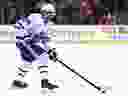 Auston Matthews des Maple Leafs de Toronto prend la rondelle lors de la première période contre les Devils du New Jersey au Prudential Center le 9 avril 2024 à Newark, NJ