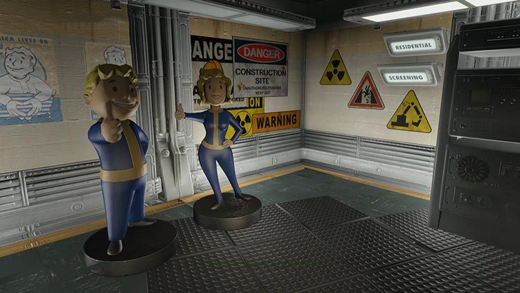Une image de l'atelier Vault-Tec de Fallout 4 montrant deux mascottes Vault-Tec levant le pouce devant un tas de panneaux « Attention » sur le mur.