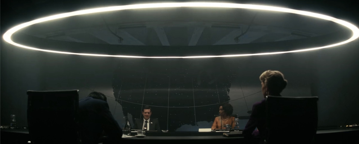Une capture d'écran des dirigeants de Vault-Tec dirigeant la réunion d'entreprise obscure lors de la finale de la saison 1 de Fallout.