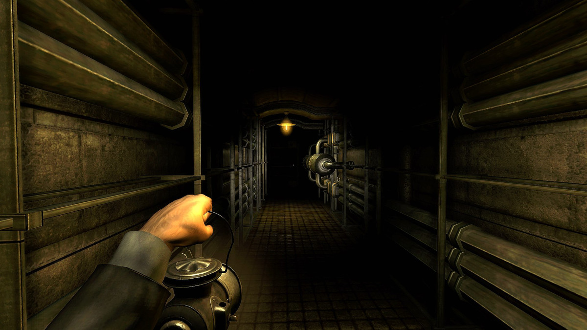 Un personnage brandissant une lanterne à la première personne.  Il s'agit d'éclairer un couloir avec des tuyaux sur les murs.