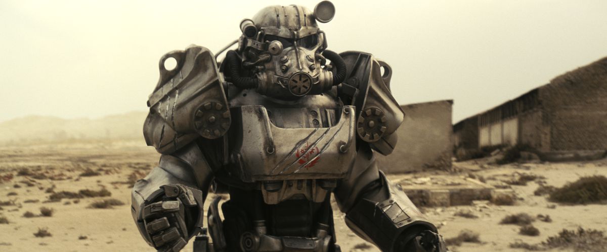 Une personne vêtue d'une armure assistée dans la série télévisée Fallout,