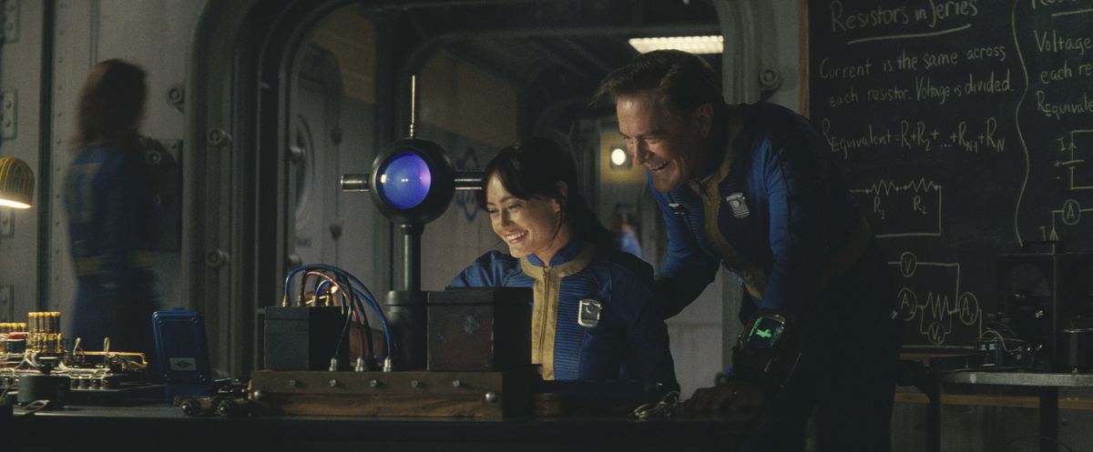Lucy (Ella Purnell) et son père, le surveillant Hank (Kyle Maclachlan), rient d'une expérience scientifique dans une photo de la saison 1 de Fallout.