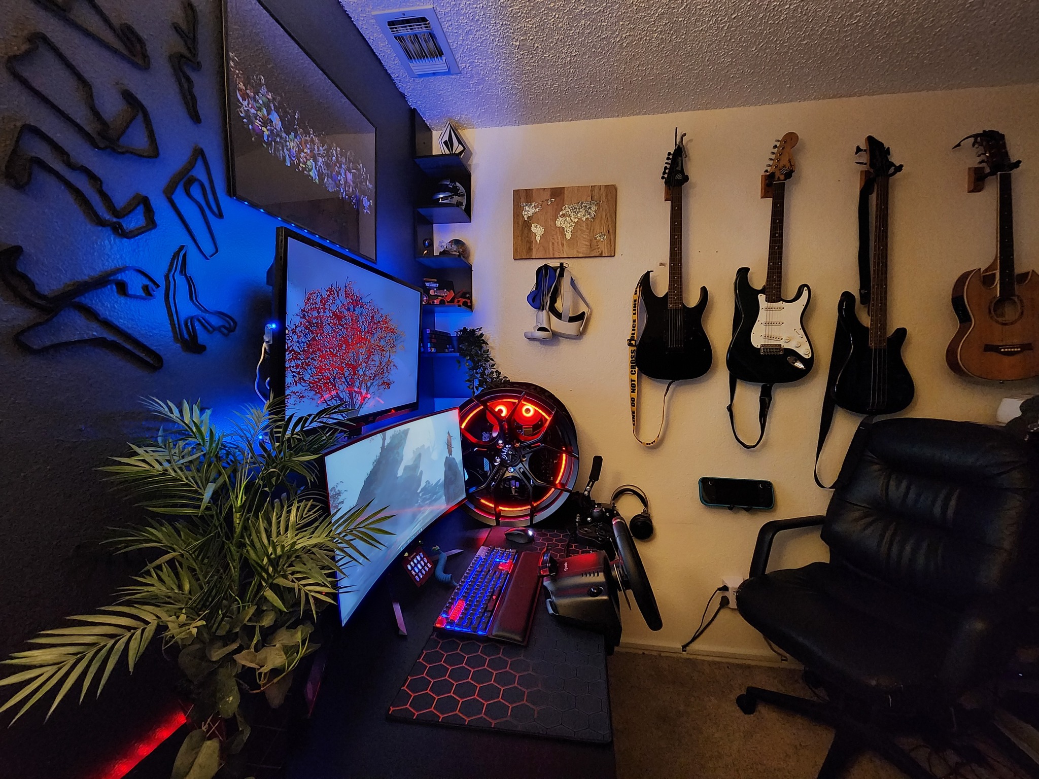 Le PC de jeu sur roue de voiture dans une salle de jeux avec des guitares montées