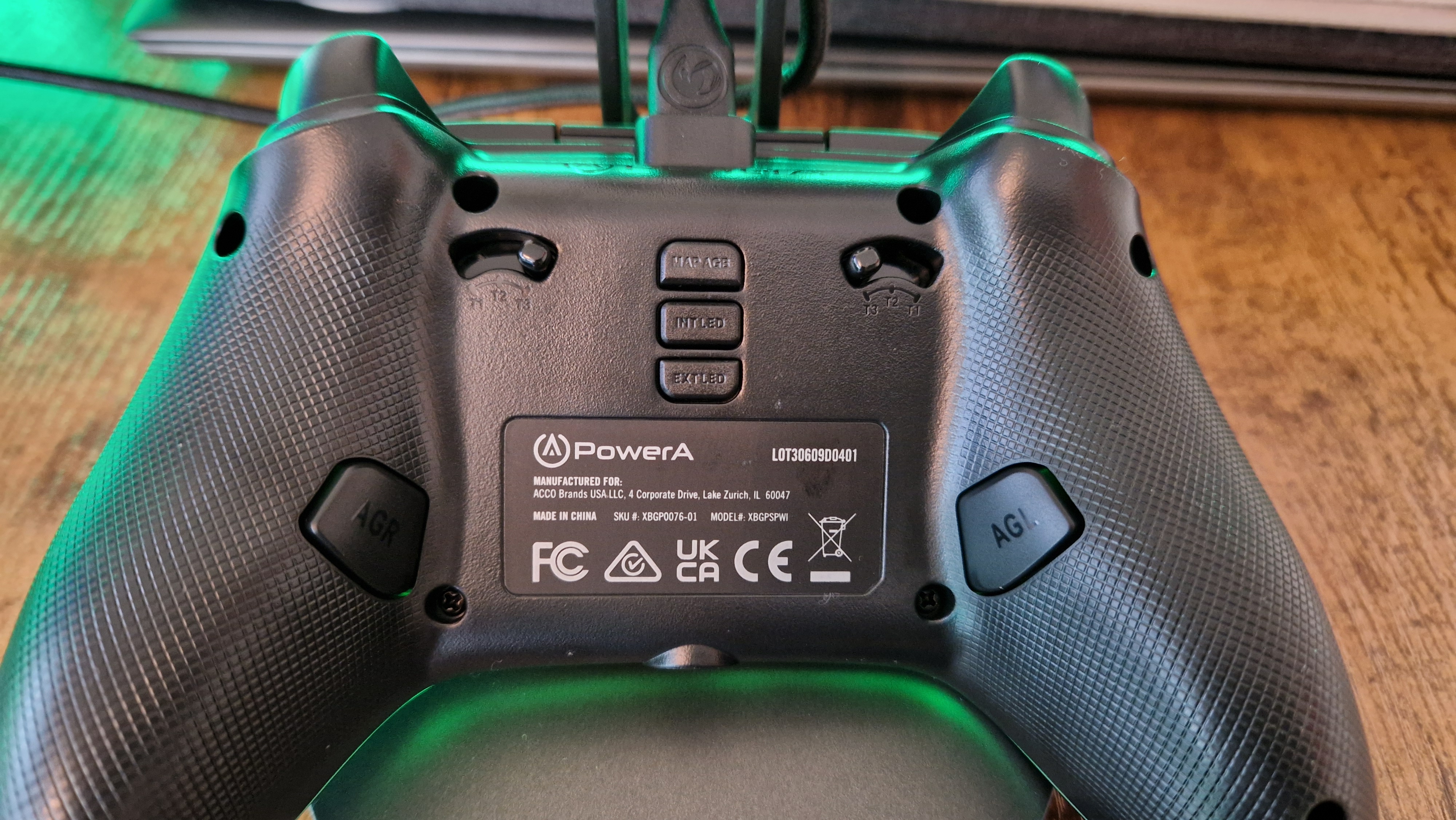 Image d'examen du contrôleur PowerA Advantage du dos de la manette de jeu