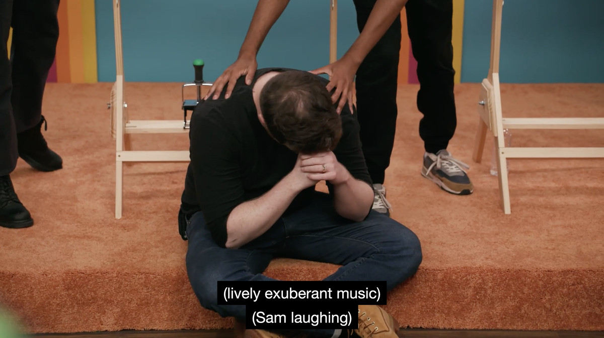Une capture d'écran de « Bingo » de Game Changer, dans laquelle Brennan Lee Mulligan est assis par terre, la tête dans les mains.  Le sous-titrage codé indique 