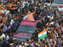   Le Premier ministre indien Narendra Modi salue une foule lors de sa campagne à Varanasi, en Inde, le 25 avril 2019. Modi se présente pour un troisième mandat de Premier ministre lors des élections générales qui se dérouleront en sept phases du 19 avril au 1er juin.