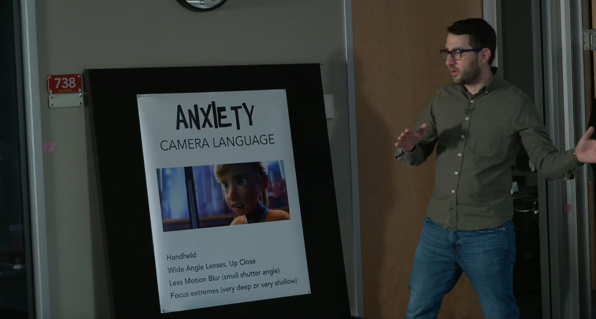 Le directeur de la photographie de mise en page, Adam Habib, montre un panneau détaillant le langage de la caméra d'anxiété.