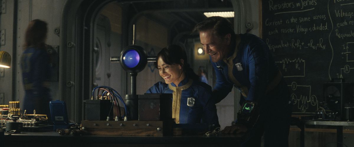 Ella Purnell avec Kyle MacLachlan dans la série Fallout traînant dans un coffre-fort