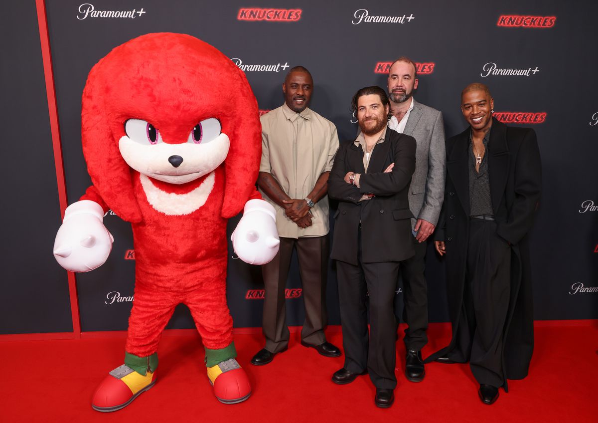 Knuckles debout pour un sourire de groupe avec Idris Elba, Adam Pally, Rory McCann et Kid Cudi