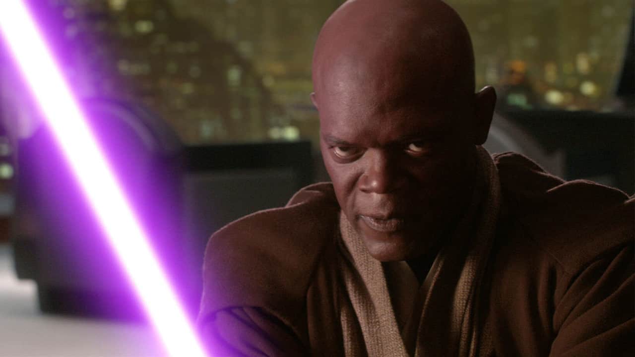 Mace Windu, interprété par Samuel L. Jackson, tenant un sabre laser violet dans une scène de Star Wars qui a inspiré un skin Fortnite.