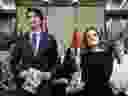 Le premier ministre Justin Trudeau, la ministre des Finances Chrystia Freeland et les ministres du Cabinet posent pour une photo avant le dépôt du budget fédéral sur la Colline du Parlement à Ottawa, le mardi 16 avril. JUSTIN TANG/LA PRESSE CANADIENNE/DOSSIER