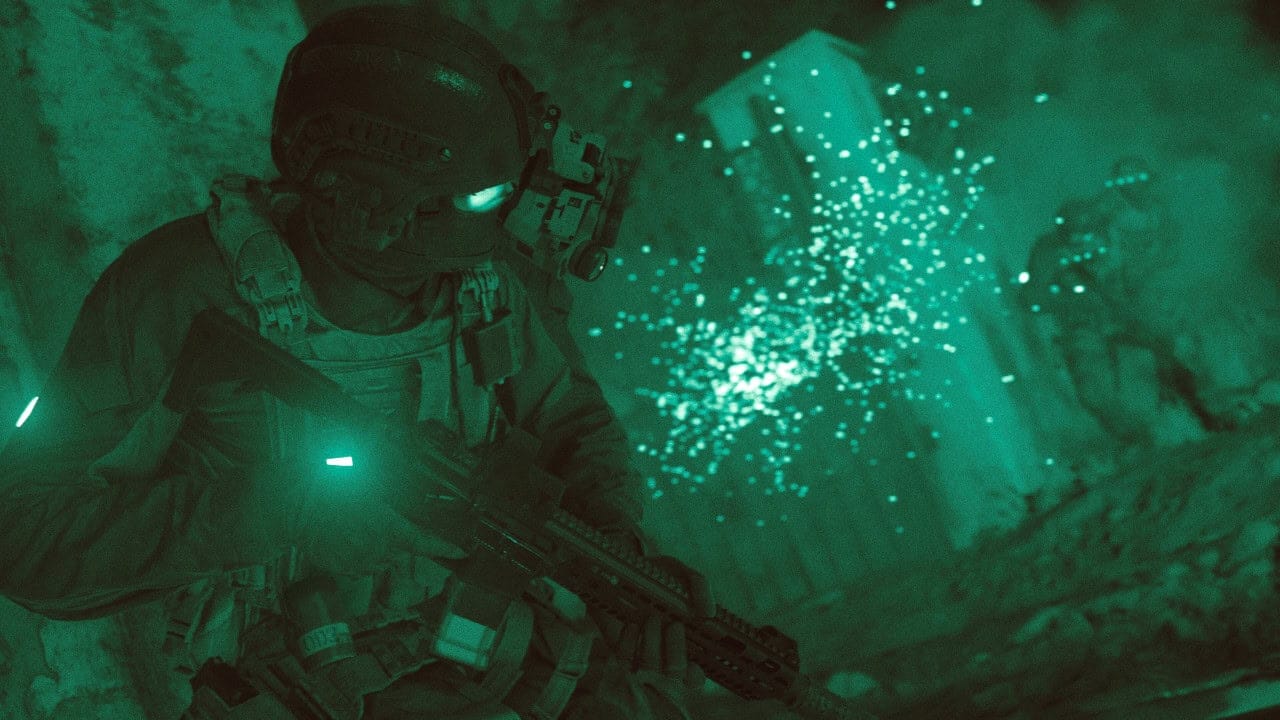 Un soldat en tenue tactique tenant un fusil est accroupi dans une pièce sombre et remplie de débris avec des étincelles volant en arrière-plan, illustrant pourquoi MW 2019 est toujours le plus beau Call of Duty.