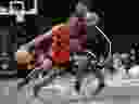 Le garde des Raptors de Toronto Immanuel Quickley (5) affronte le garde des Brooklyn Nets Dennis Schroder pendant la seconde moitié d'un match de basket-ball de la NBA, le mercredi 10 avril 2024, à New York. 