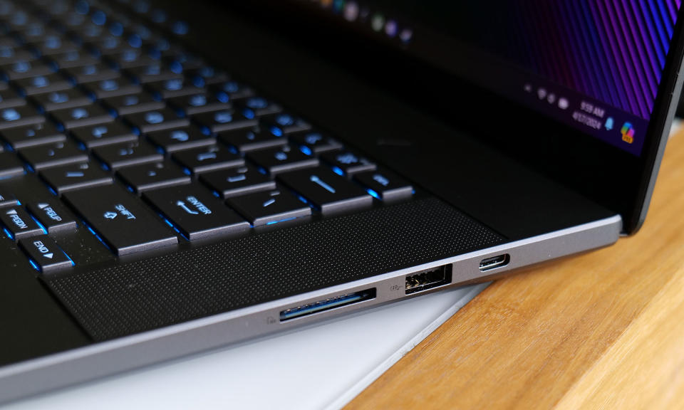 L'ASUS ROG Zephyrus G16 dispose d'un grand choix de ports, dont deux emplacements USB 3.2 Gen 2 Type-A, deux ports USB-C (dont l'un prend en charge Thunderbolt 4), HDMI 2.1, un lecteur de carte SD pleine taille et un connecteur 3,5 mm. prise audio.