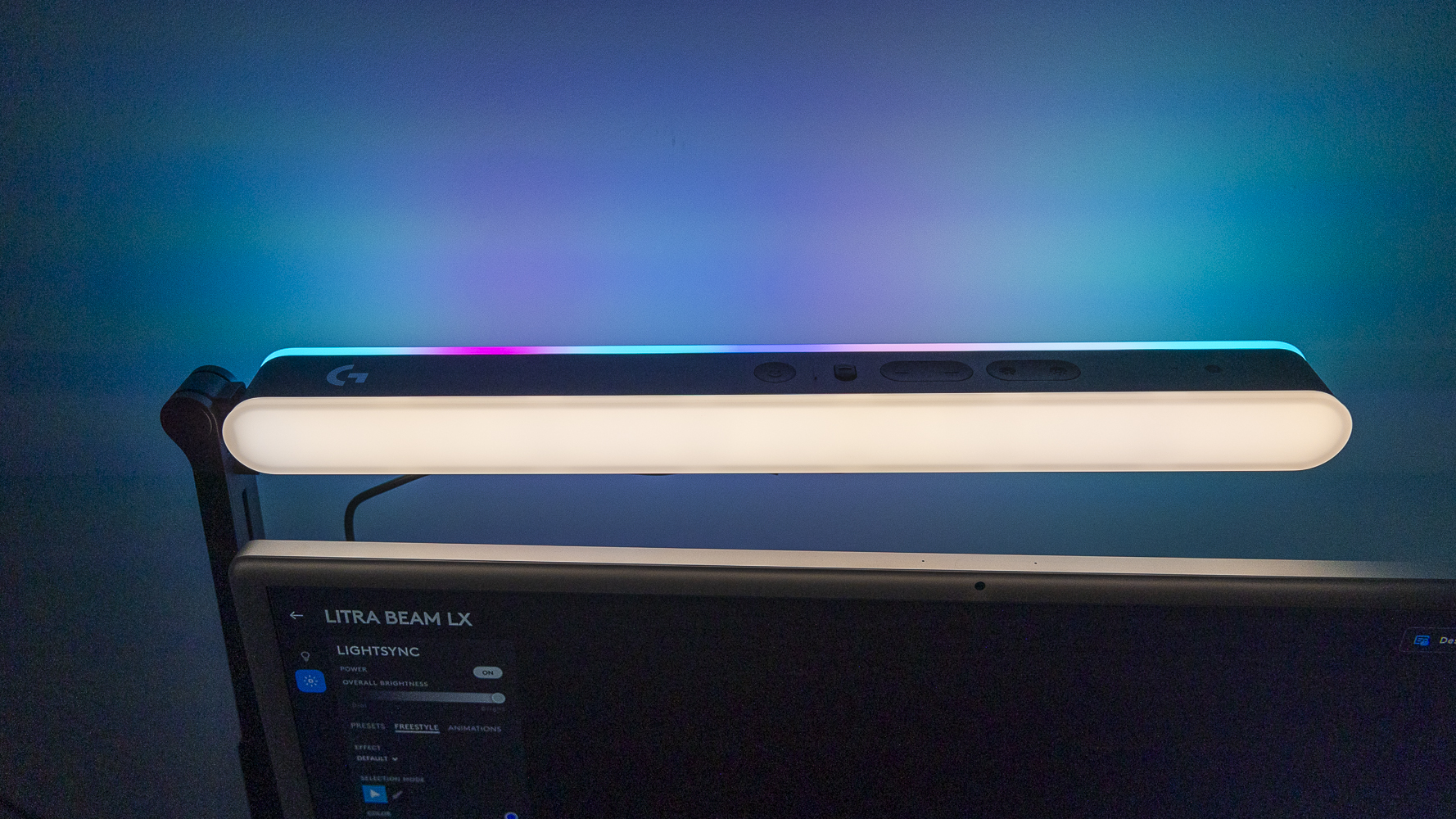 Le Logitech G Litra Beam LX derrière un iMac