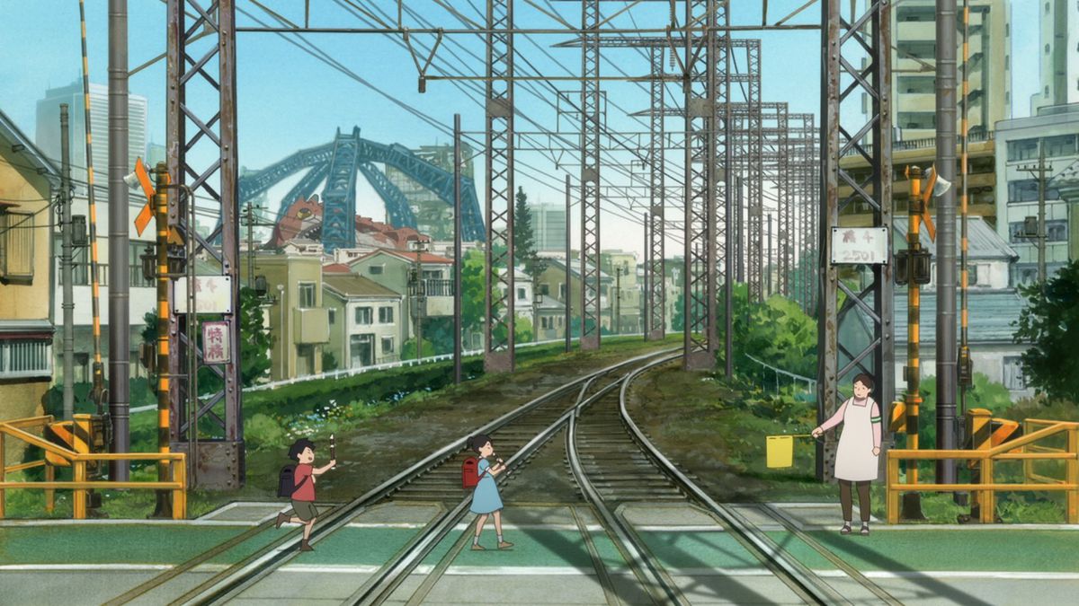 Deux jeunes enfants traversant une voie ferrée avec les restes d'un monstre plus grand visible au loin dans le Kaiju n°8.