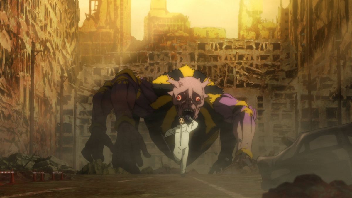 Un homme en combinaison blanche contre les matières dangereuses poursuivi par un grand monstre violet dans les rues en ruine d'un pâté de maisons de Kaiju n°8.