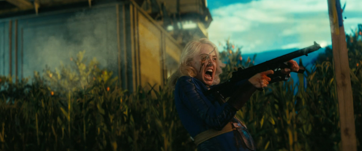 Une jeune femme blonde crie alors qu'elle tire avec une arme à feu avec une fourchette dans l'œil dans Fallout